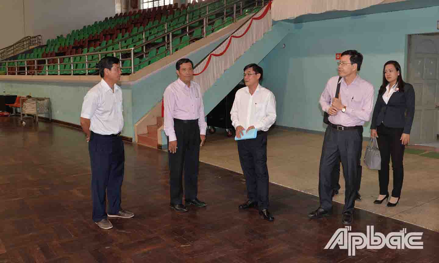 Đồng chí Nguyễn Văn Mười kiểm tra cơ sở vật chất ở Nhà Thi đấu đa môn tỉnh.