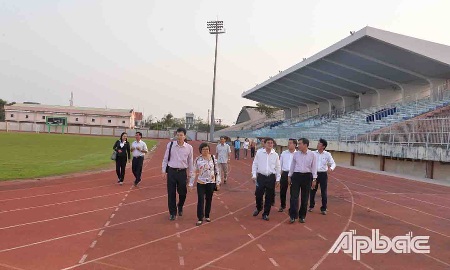 Đồng chí Nguyễn Văn Mười kiểm tra đường piste ở Sân Vận động tỉnh.