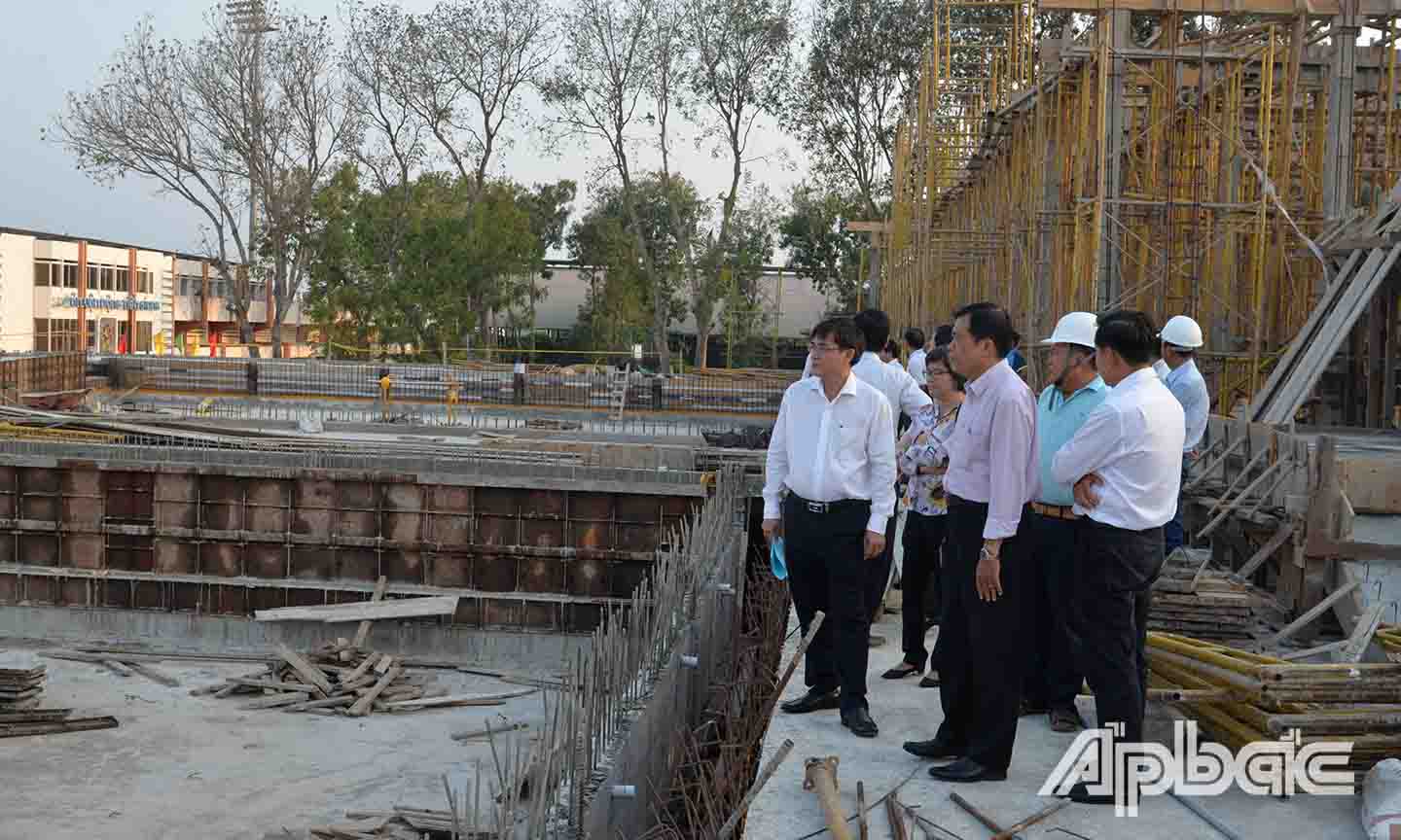 Đồng chí Nguyễn Văn Mười kiểm tra công trình Dự án Khu thể thao dưới nước.