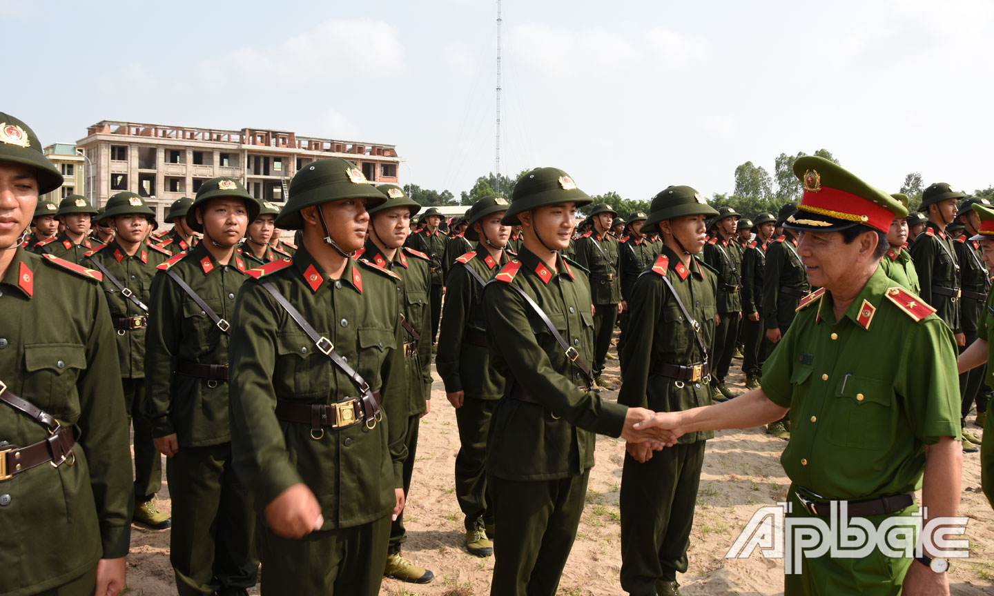 Đồng chí thiếu tướng Nguyễn Thanh Bảnh động viên các đồng chi chiến sỹ mới - ảnh Trọng Tín
