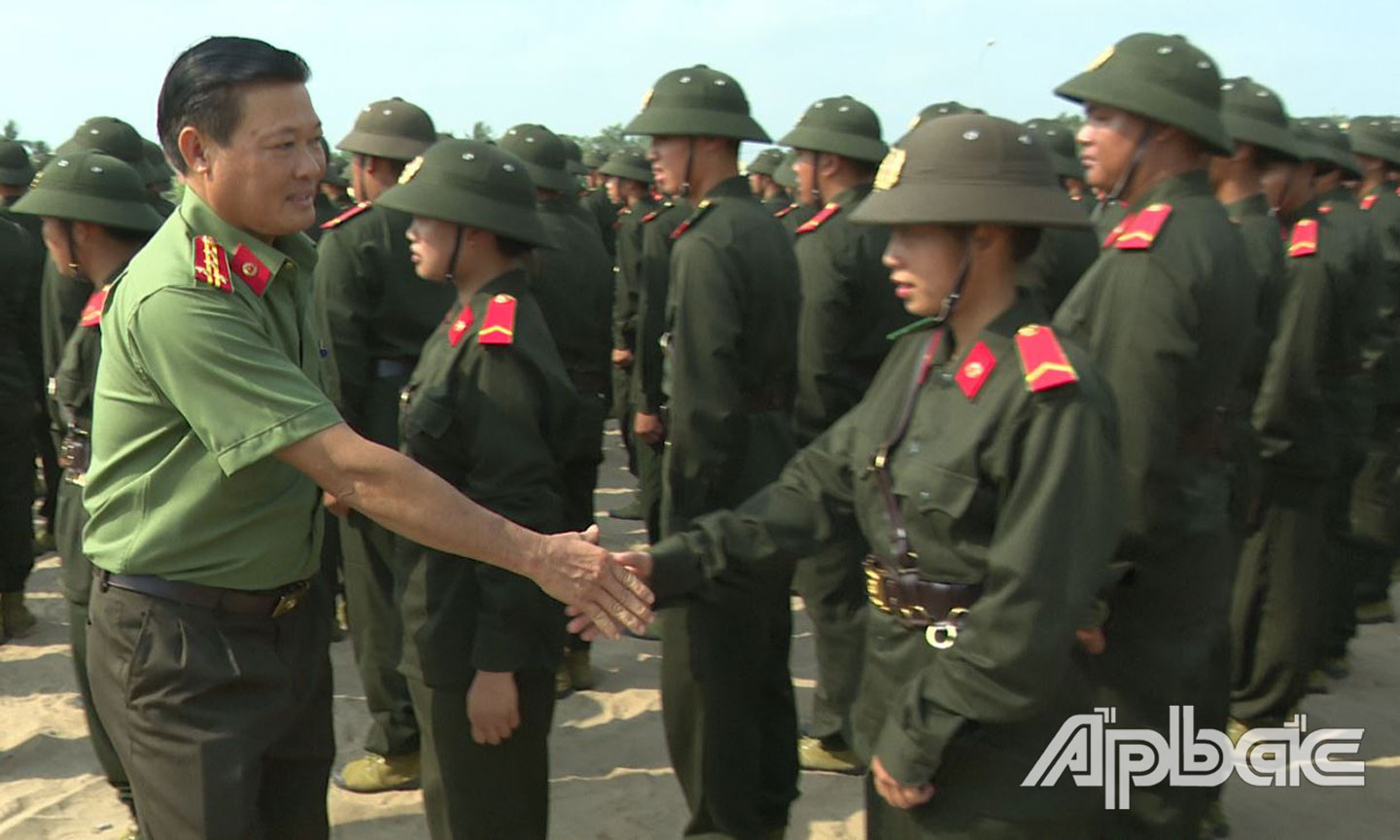 Đồng chí đại tá Phan Văn Trảng - PGĐ CATG bắt tay động viên các đồng chi chiến sỹ mới - ảnh Trọng Tín