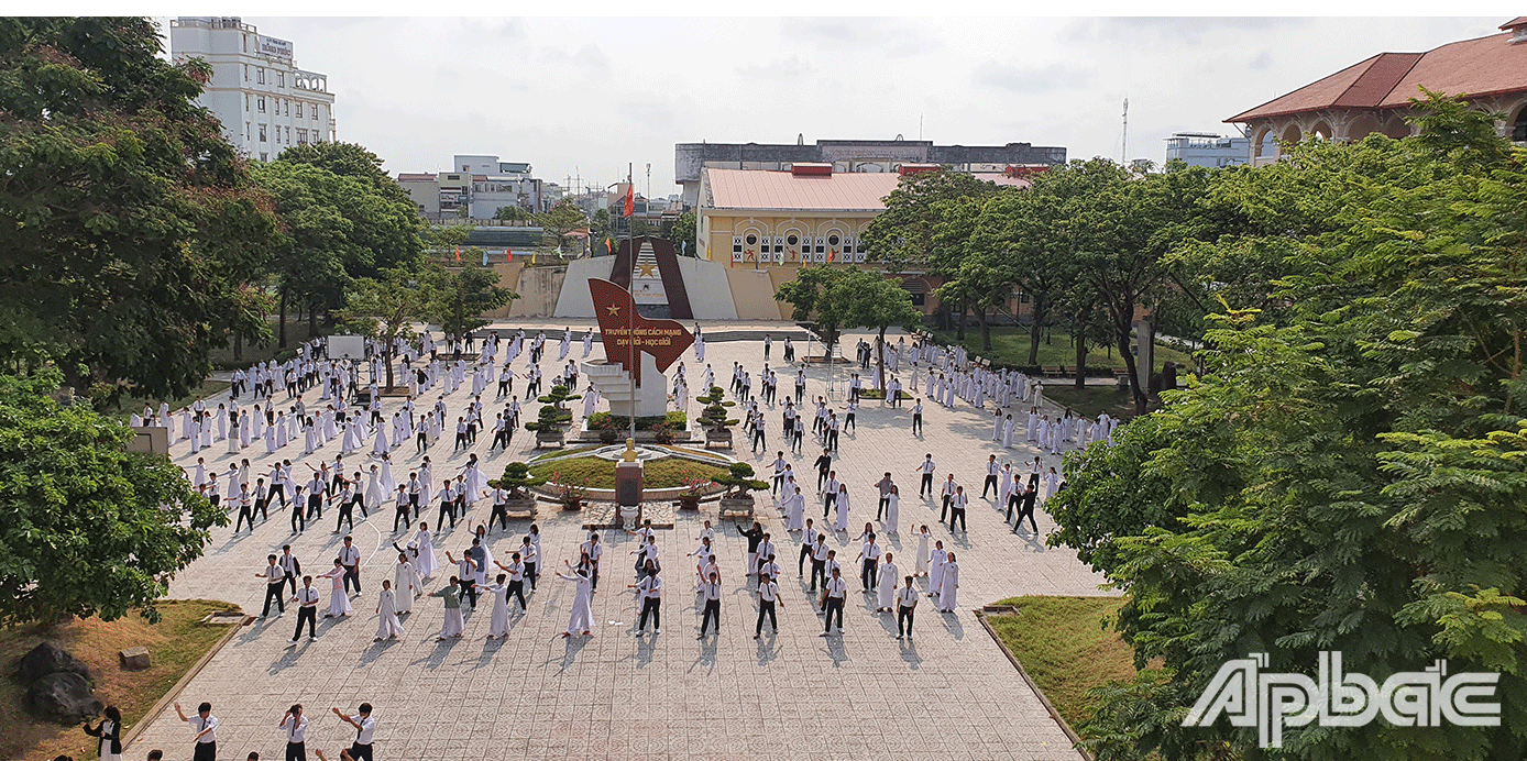 Giờ thể dục giữa giờ tại Trường THPT Nguyễn Đình Chiểu.