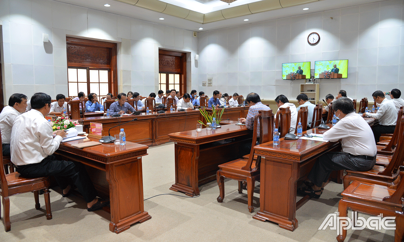 Thủ tướng Nguyễn Xuân Phúc phát biểu kết luận hội nghị (chụp tại điểm cầu Tiền Giang)