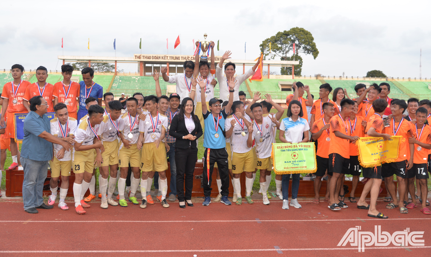 Lãnh đạo Sở VH-TT&DL trao cúp vô địch cho Thị xã Cai Lậy.