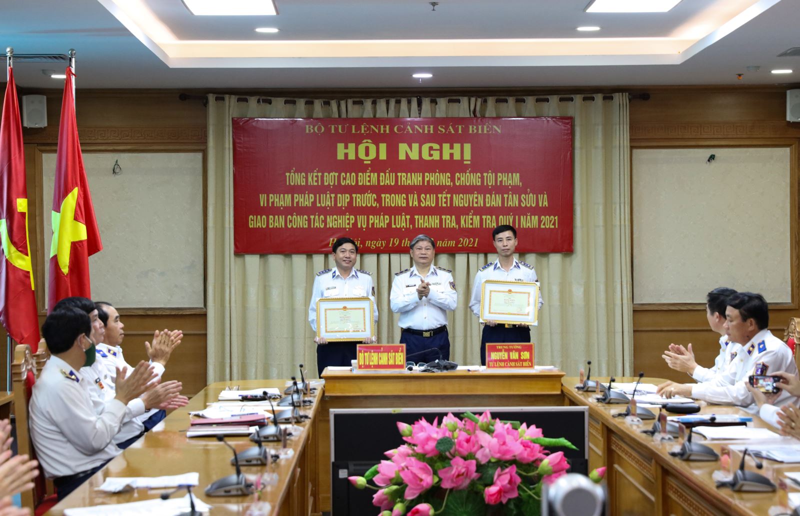 Trung tướng Trần Văn Sơn, Tư lệnh Cảnh sát biển trao thưởng cho các tập thể và cá nhân có thành tích xuất sắc trong đợt cao điểm.
