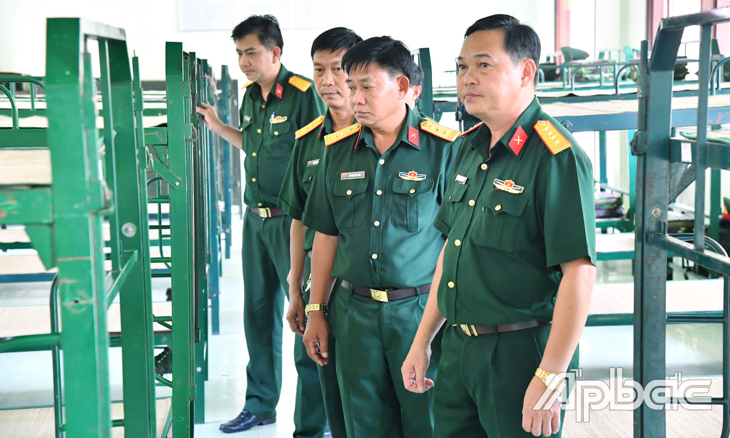 Đại tá Phạm Văn Thanh, Ủy viên Ban Thường vụ Tỉnh ủy, Chỉ huy trưởng Bộ Chỉ huy Quân sự tỉnh kiểm tra doanh trại chuẩn bị đón chiến sĩ mới.