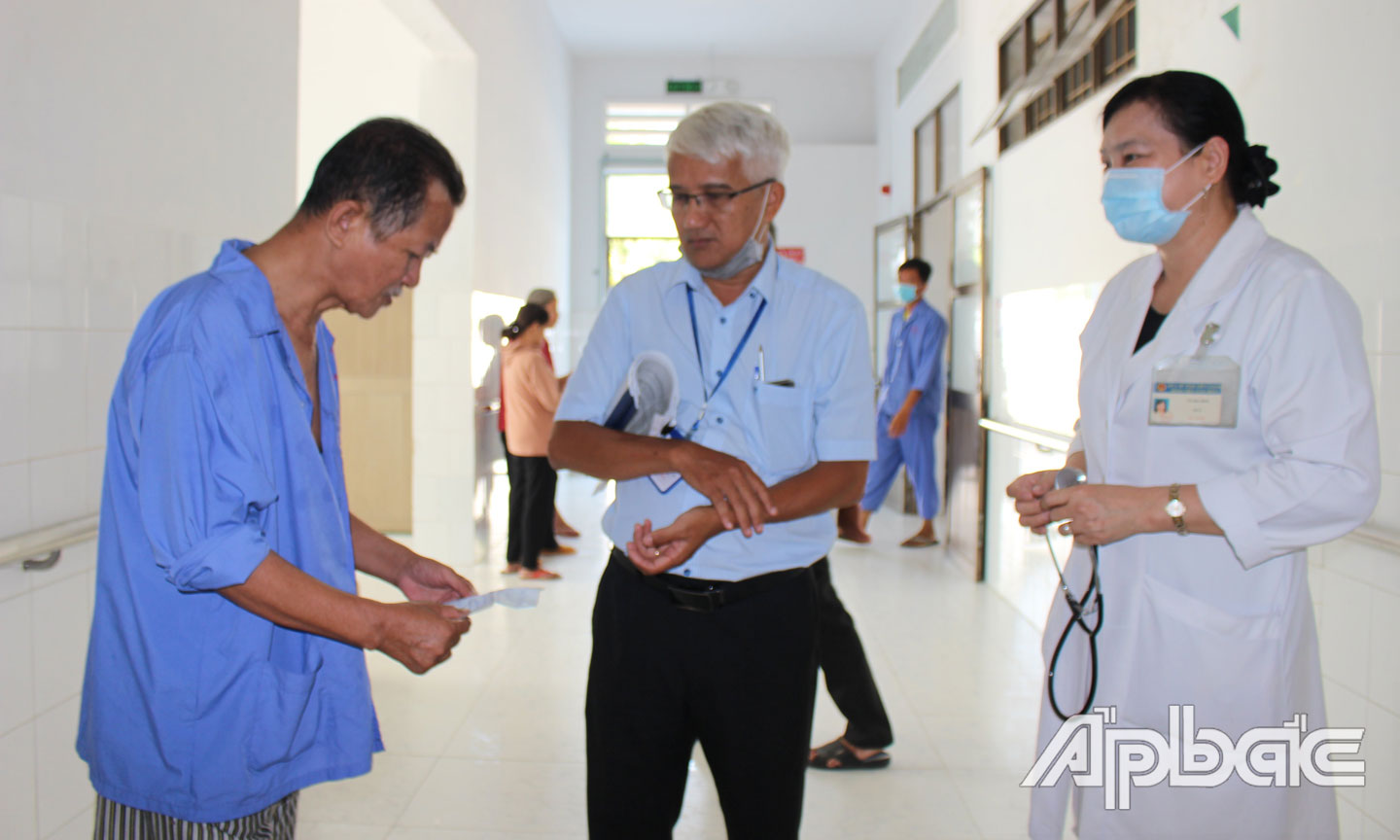 Cán bộ, y, bác sĩ Bệnh viện Tâm thần Tiền Giang luôn quan tâm tìm hiểu nguyên nhân gây bệnh của bệnh nhân để có liệu pháp điều trị thích hợp.
