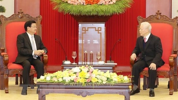 Vietnamese General Secretary and President Nguyen Phu Trong receives Lao General Secretary and Prime Minister Thongloun Sisoulith in December 2020. (Photo: VNA).