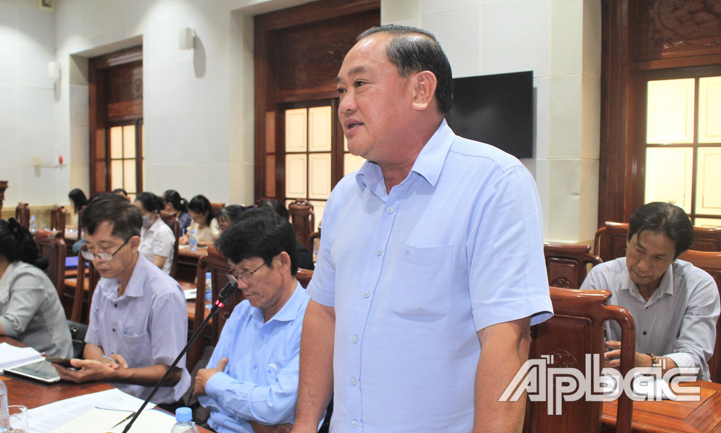 Giám đốc Đài Phát thanh và Truyền hình tỉnh Tiền Giang phát biểu đóng góp ý kiến tại cuộc họp.
