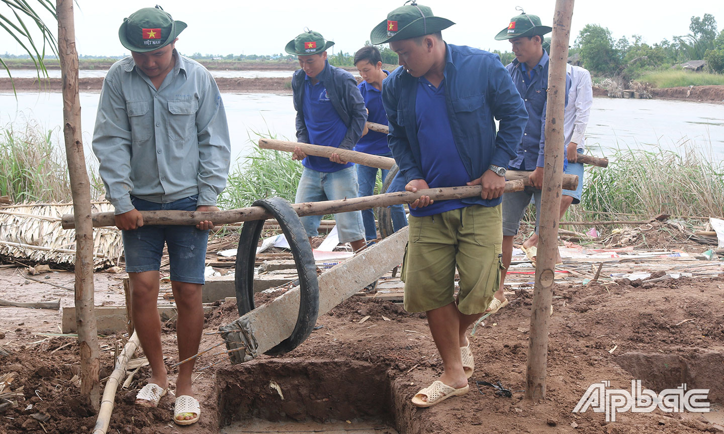 Đoàn viên, thanh niên chung tay thực hiện công trình xây nhà đại đoàn kết cho người dân xã Phú Tân, huyện Tân Phú Đông.