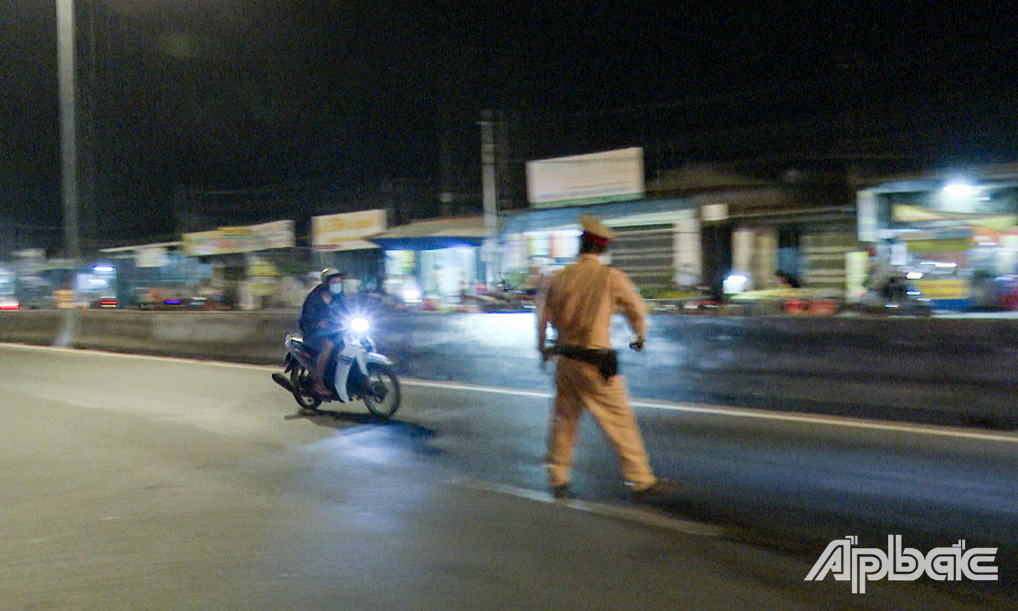 Người điều khiển mô tô không chấp hành hiệu lệnh dừng xe của Tổ công tác làm nhiệm vụ  trên Quốc lộ 1, đoạn qua địa bàn xã Tân Hương, huyện Châu Thành (ảnh cắt từ clip).