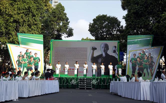 Lãnh đạo thành phố, Tổng cục thể thao Việt Nam cùng các đại biểu nhấn chuông phát động cuộc vận động toàn dân rèn luyện thân thể theo gương Bác Hồ vĩ đại. 