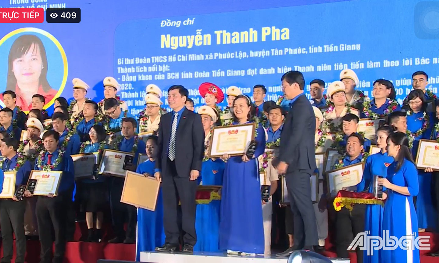 Chị Nguyễn Thanh Pha nhận Giải thưởng Lý Tự Trọng năm 2021.