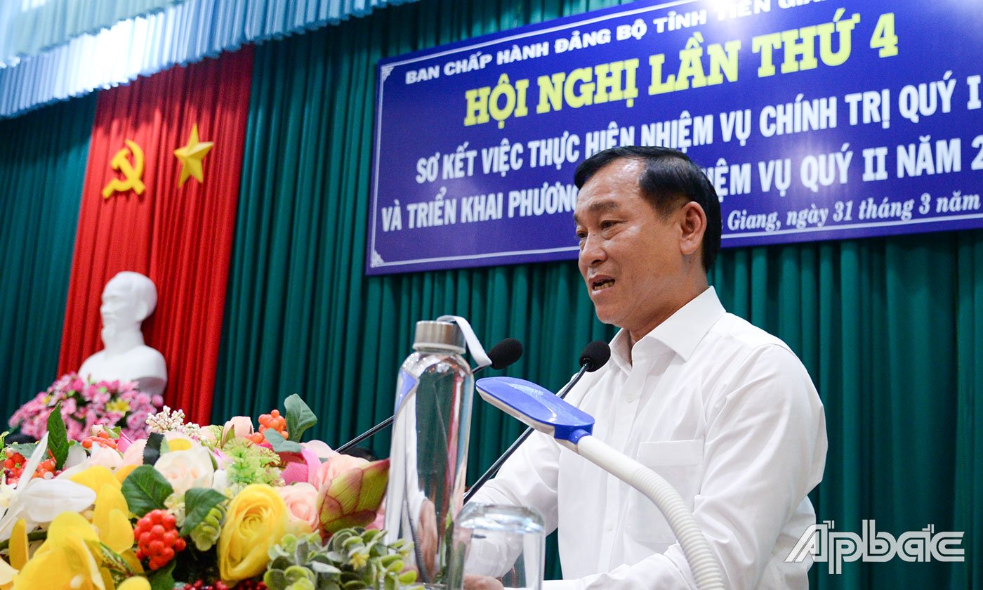 Đồng chí Nguyễn Văn Vĩnh, Phó Bí thư Tỉnh ủy, Chủ tịch UBND tỉnh báo cáo kết quả thực hiện nhiệm vụ phát triển kinh tế xã hội của tỉnh trong 3 tháng đầu năm 2021