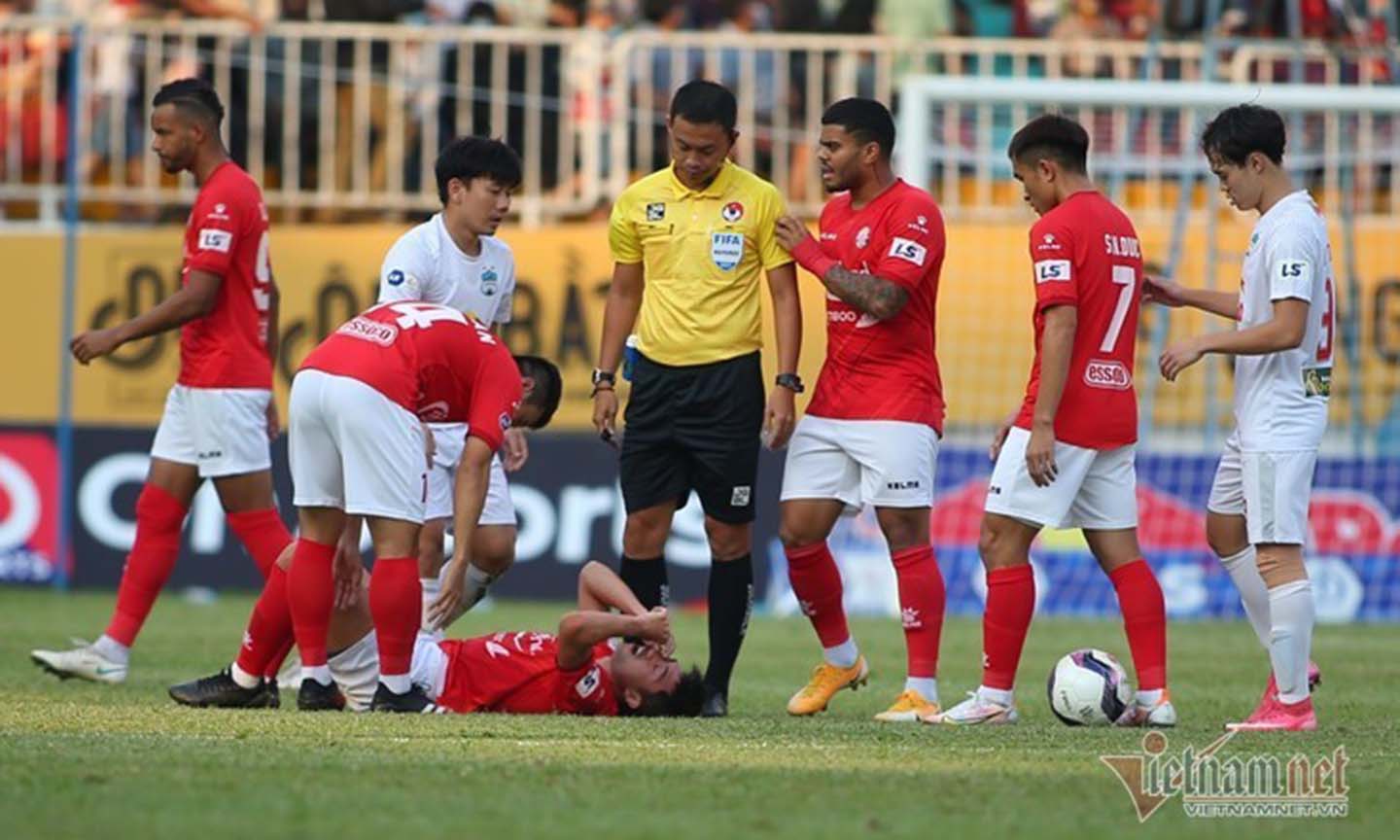Các cầu thủ CLB TP. Hồ Chí Minh (áo đỏ) đang có phong độ không tốt. Ảnh: Vietnamnet.vn