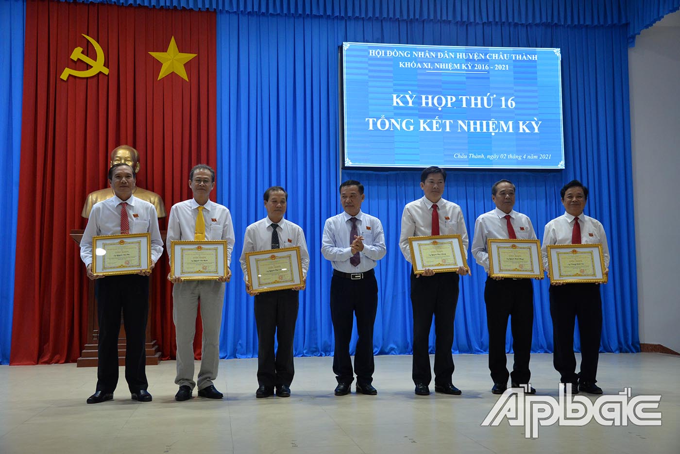 Lãnh đạo huyện Châu Thành trao giấy khen cho các tập thể, cá nhân tại kỳ họp