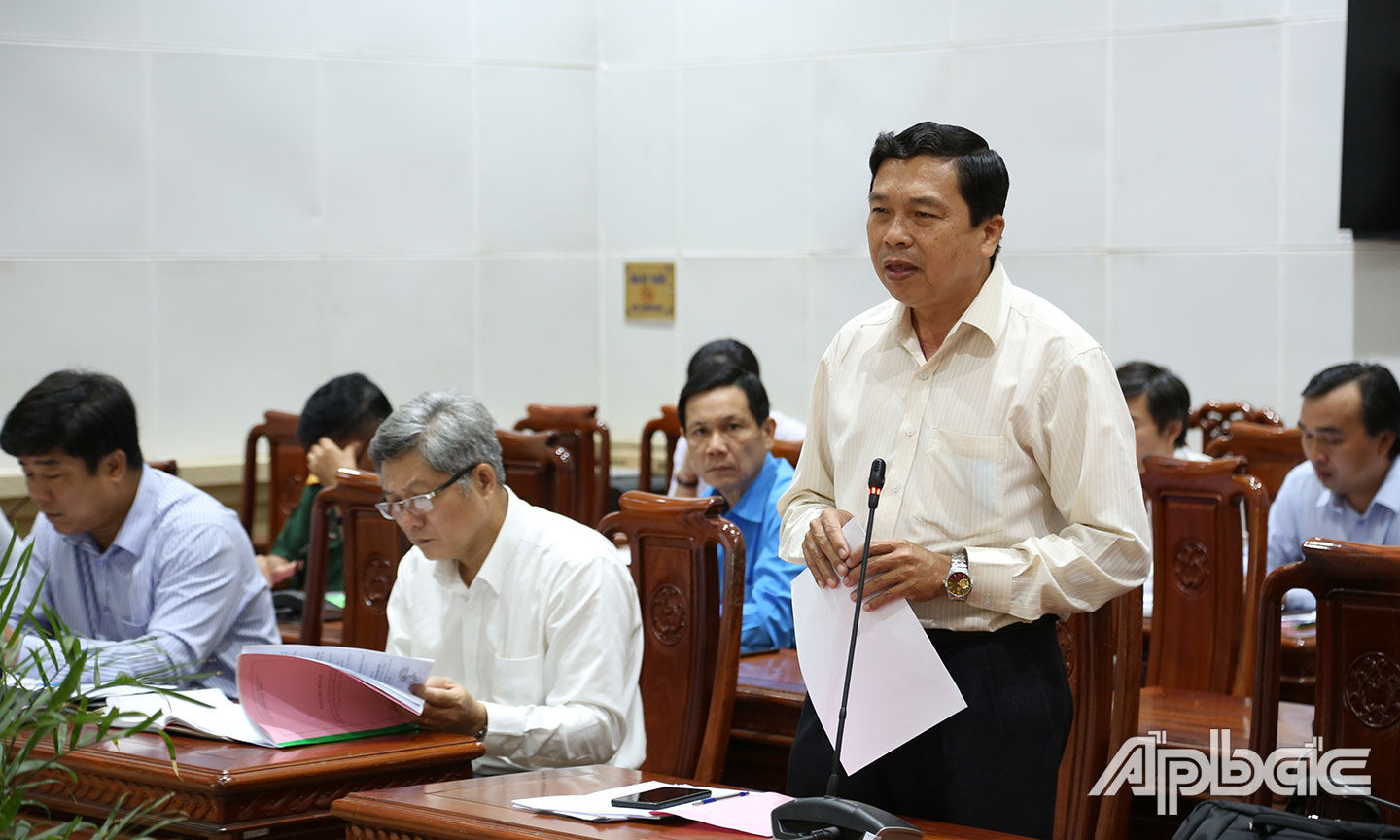 Chủ tich UBND huyện Gò Công Đông Lê Văn Sơn đưa ra những khó khăn của địa phương trong công tác kéo giảm TNGT.ng về TNGT
