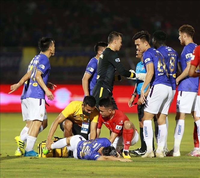 Tiền vệ Đỗ Hùng Dũng (Hà Nội FC) bị chấn thương nặng sau pha vào bóng nguy hiểm của Ngô Hoàng Thịnh (TP. Hồ Chí Minh). Ảnh: Thanh Vũ/TTXVN