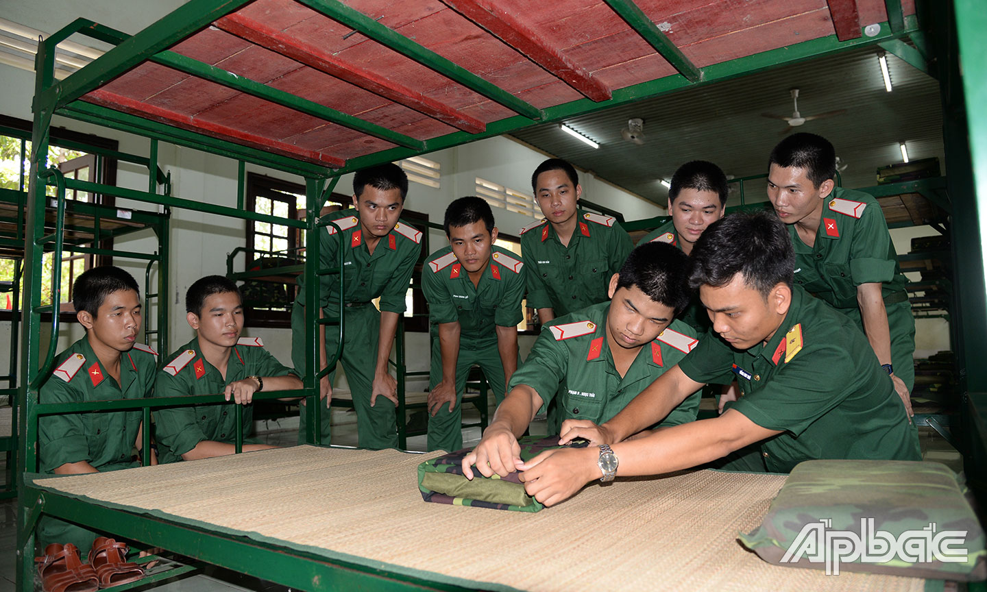 Cán bộ Trung đội hướng dẫn cách sắp xếp nội vụ.
