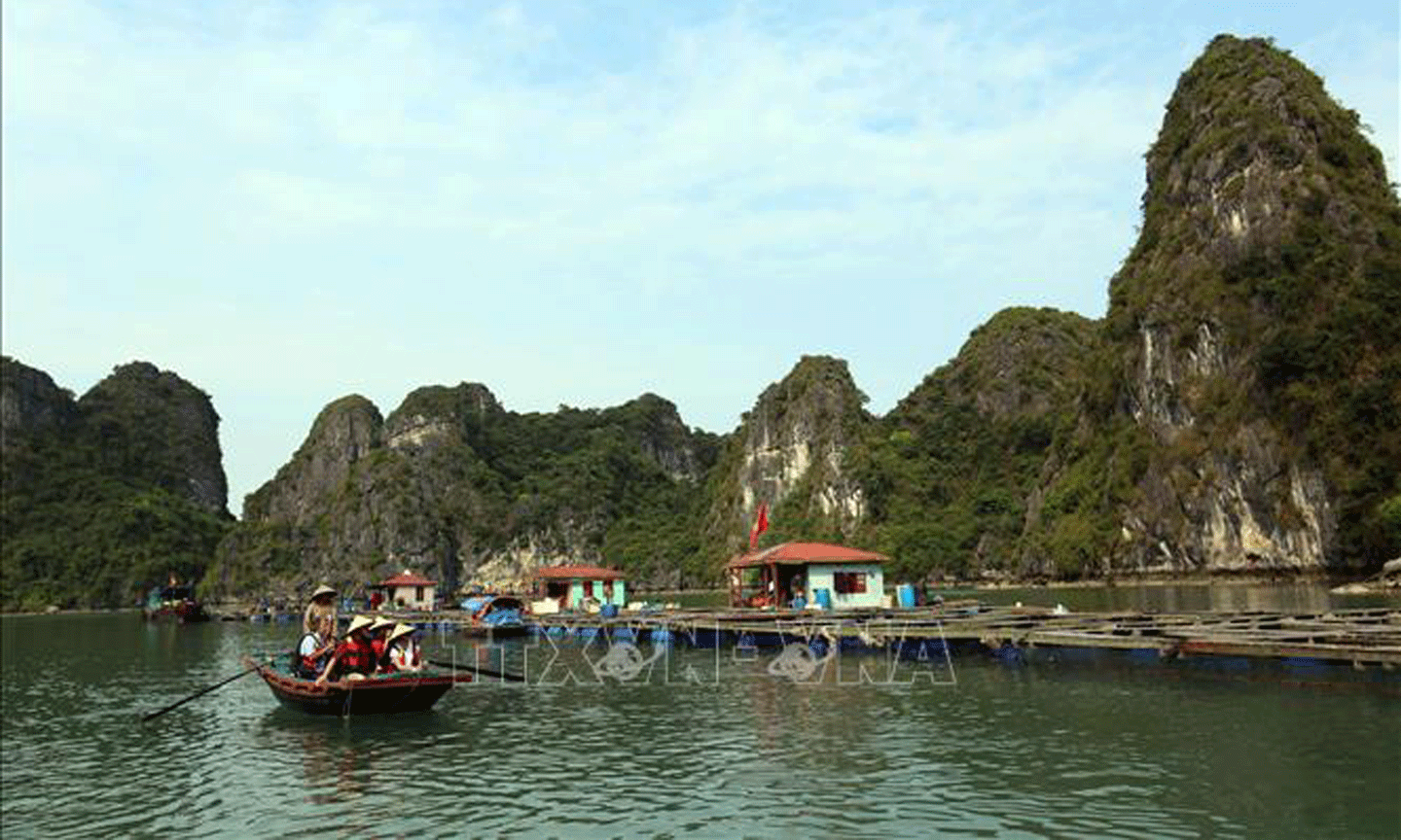 Du khách tham quan làng chài Vung Viêng trên vịnh Bái Tử Long. Ảnh: Huy Hùng/TTXVN.