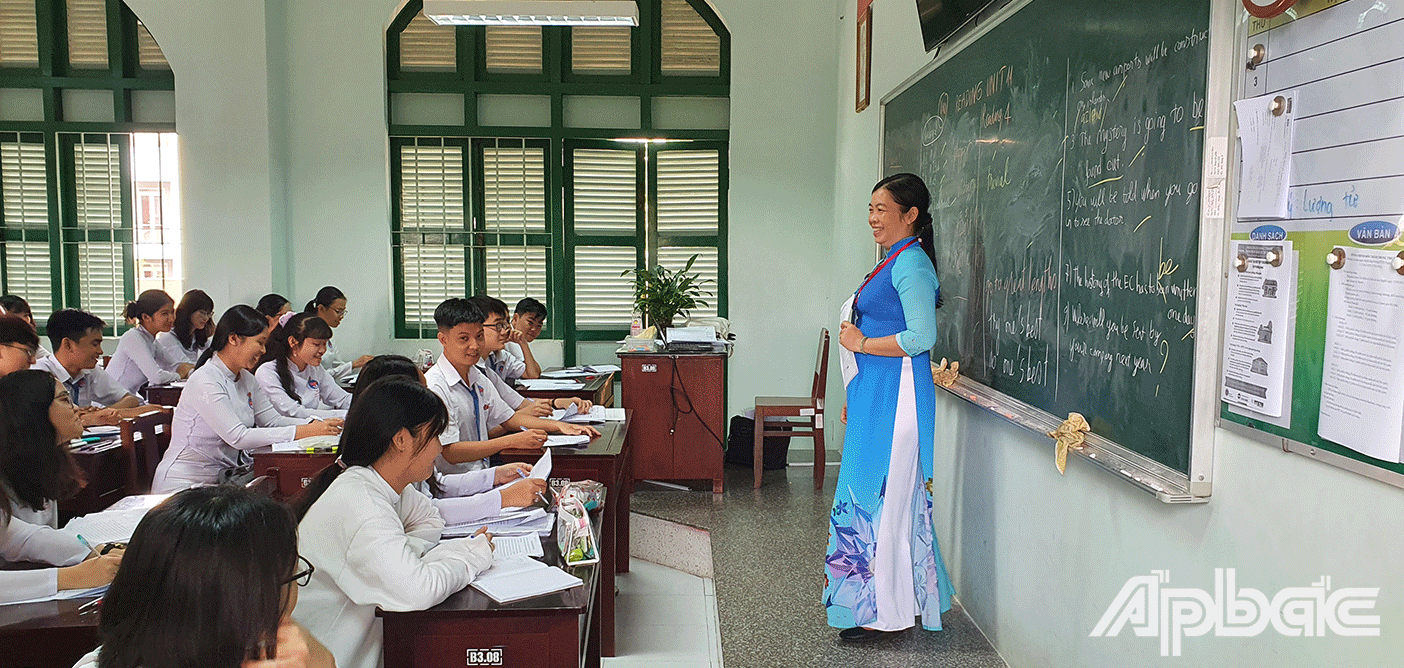 Giáo viên và học sinh lớp 12 đang ra sức hoàn thành chương trình học kỳ II và ôn thi tốt nghiệp THPT. (Ảnh chụp tại Trường THPT Nguyễn Đình Chiểu). 