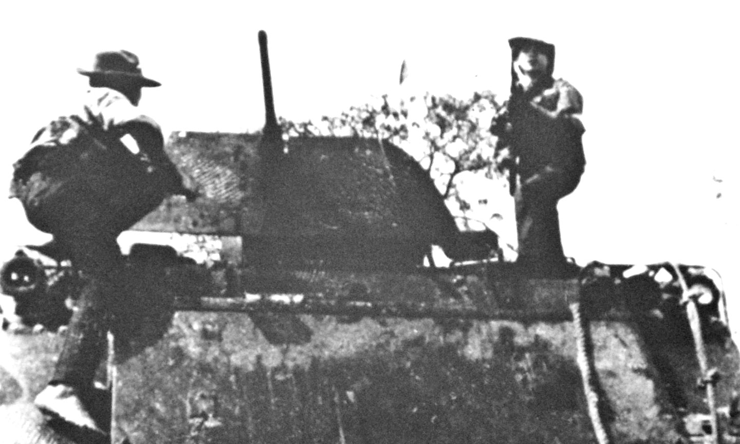 Quân giải phóng với chiến lợi phẩm xe M.113 trong Cuộc Tiến công và nổi dậy Xuân Mậu Thân 1968.