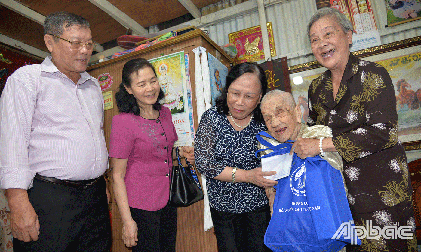 Chủ tịch Trung ương Hội NCT Việt Nam Phạm Thị Hải Chuyền thăm, tặng quà cho cụ Kiều Thị Hui (100 tuổi) ở phường 7, TP. Mỹ Tho.
