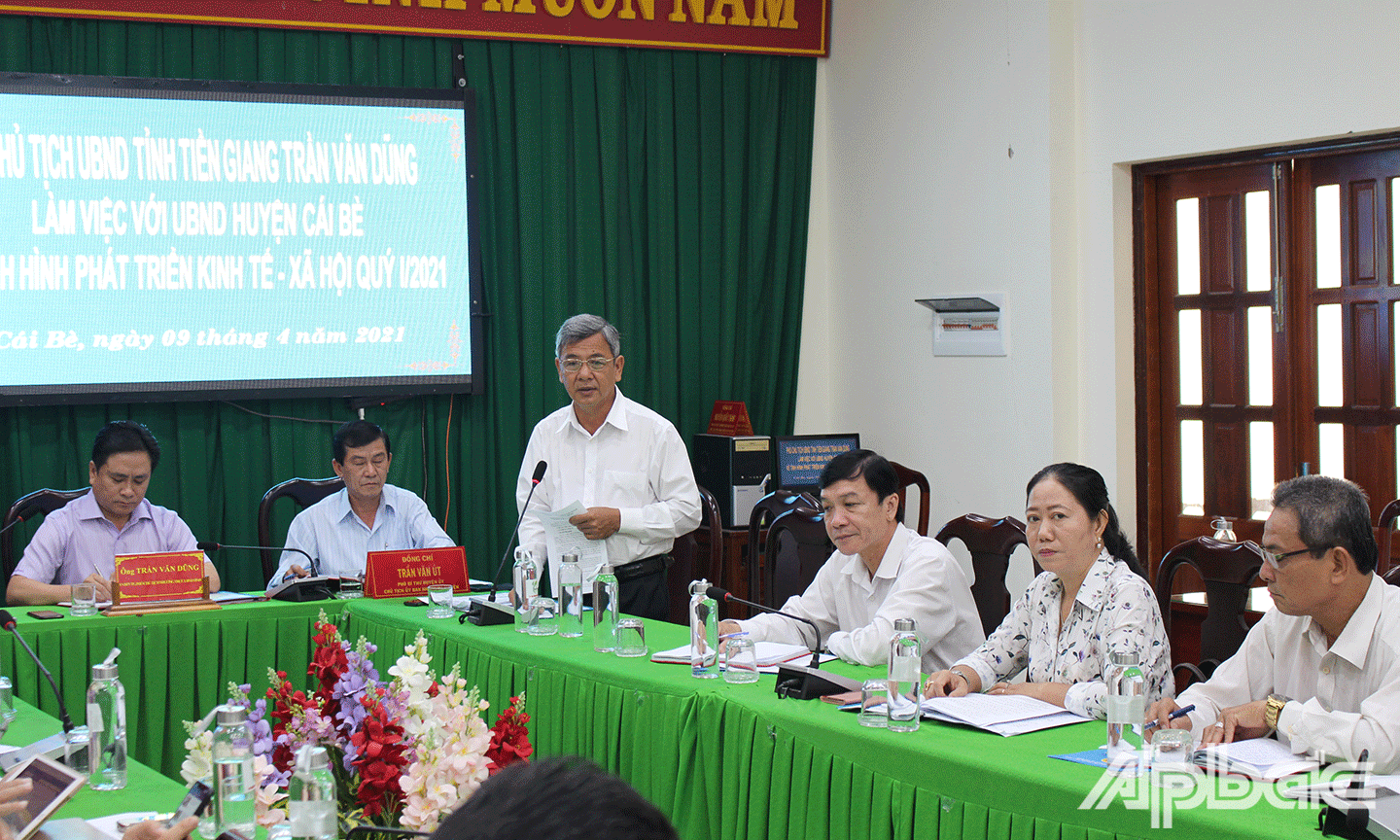 Phó Chủ tịch UBND huyện Nguyễn Văn Nha phát biểu ý kiến. 