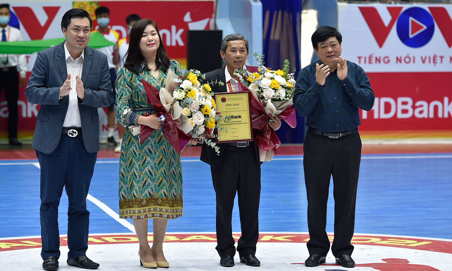 Ông Nguyễn Thế Kỷ – Tổng giám đốc VOV (phải) và ông Cao Văn Chóng – Phó chủ tịch LĐBĐVN (trái) trao Bảng danh vị và tặng hoa chúc mừng đại diện Nhà tài trợ Giải Futsal HDBank VĐQG 2021.