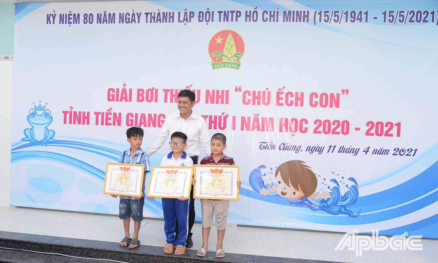 Anh Nguyễn Quang Minh, Phó Bí thư Tỉnh đoàn, Chủ tịch Hội đồng Đội tỉnh trao bằng khen cho các VĐV xuất sắc.