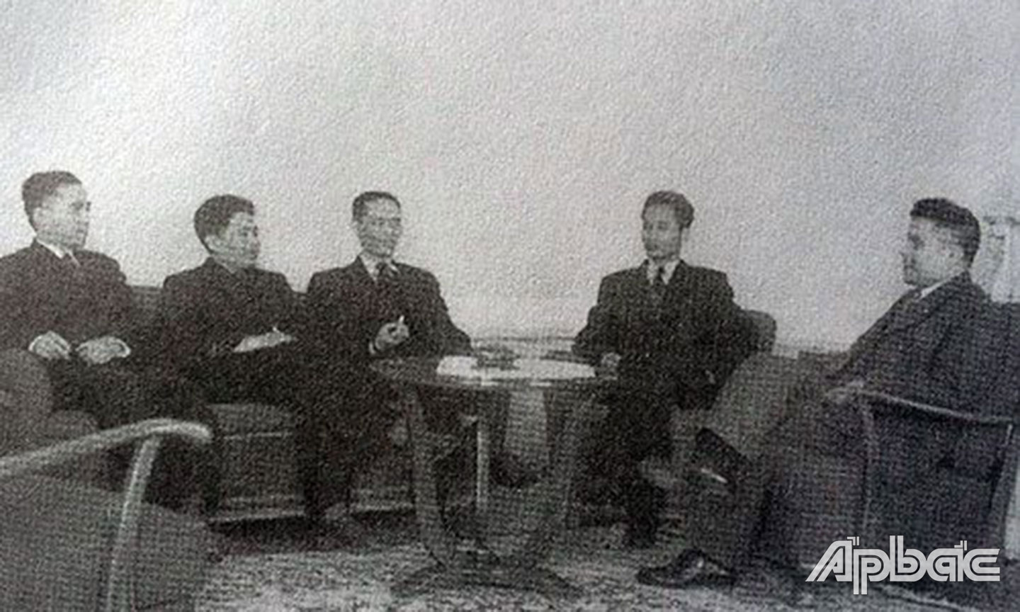 Phái đoàn Việt Nam Dân chủ cộng hòa tại Hội nghị Genève (năm 1954). Trần Công Tường (thứ nhất bên trái),  Phạm Văn Đồng, Trưởng đoàn (thứ hai từ phải sang). Ảnh: Tư liệu