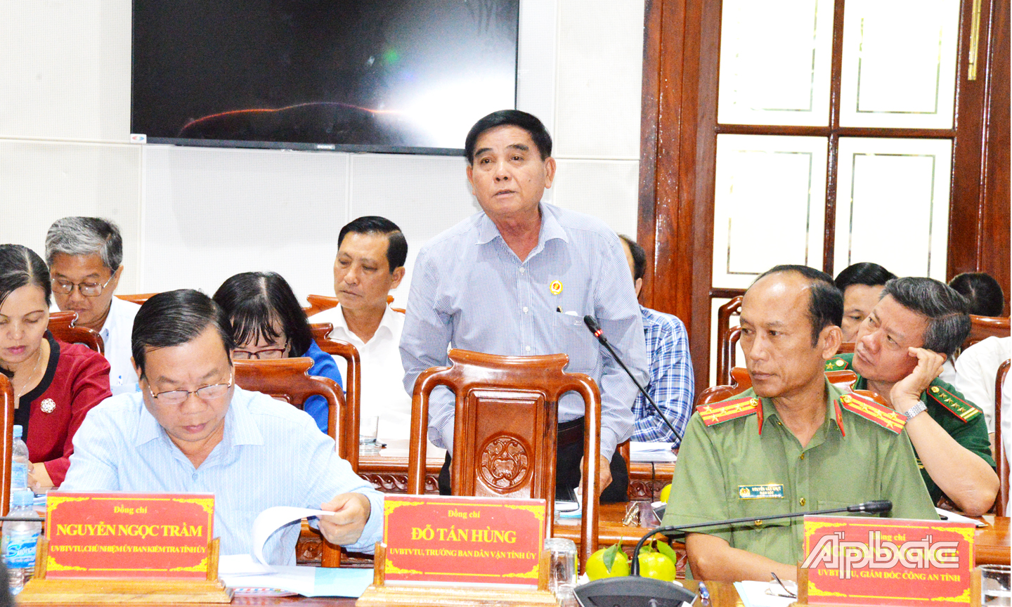 Các thành viên Ủy ban bầu cử tỉnh Tiền Giang trình bày làm sáng tỏ những thắc mắc của thành viên đoàn kiểm tra trung ương