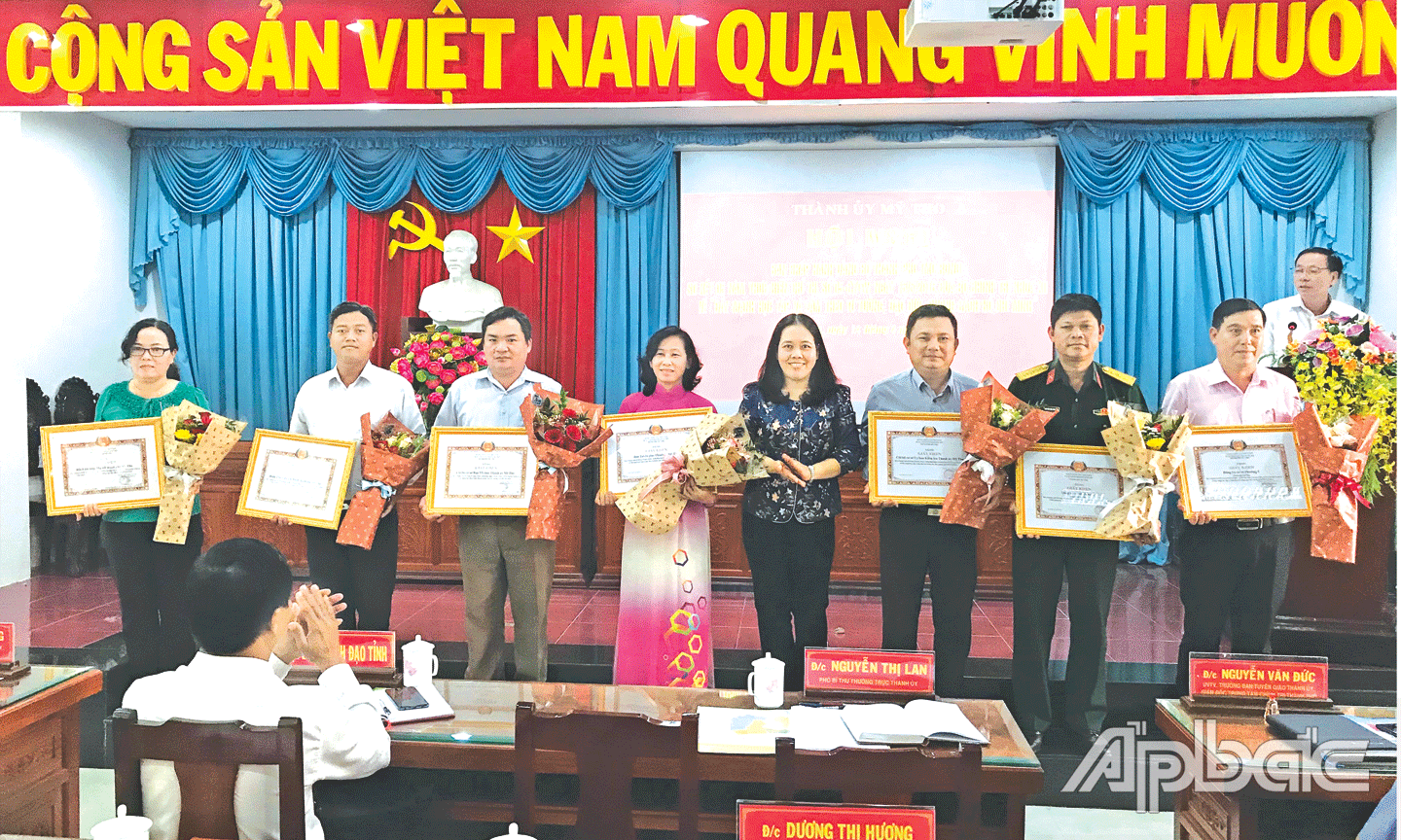 Phó Bí thư Thường trực Thành ủy Mỹ Tho Nguyễn Thị Lan tặng Giấy khen cho các tập thể.