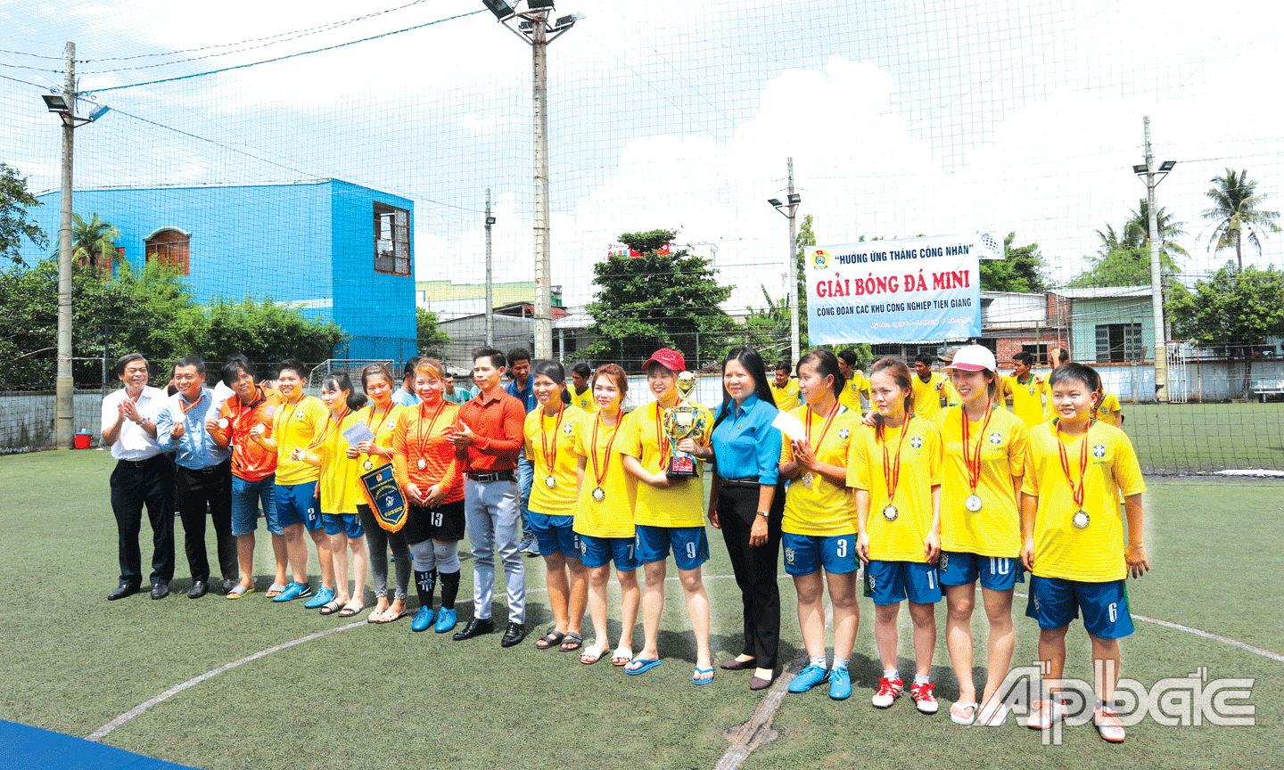 Công đoàn Các khu công nghiệp tỉnh tổ chức Giải Bóng đá mini cho CNLĐ.