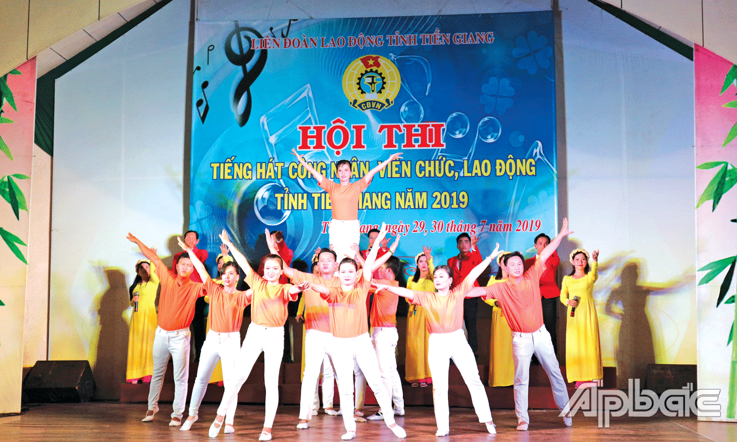 CNLĐ tham gia Hội thi Tiếng hát công nhân, viên chức, lao động tỉnh Tiền Giang năm 2019 do LĐLĐ tỉnh tổ chức. 