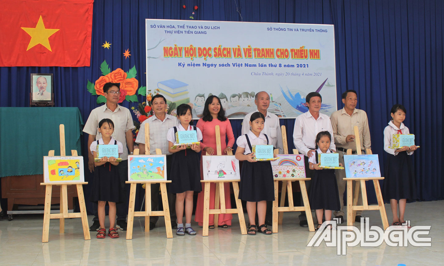 Ban tổ chức trao quà cho học sinh đoạt giải các hạng mục trong cuộc thi vẽ tranh.