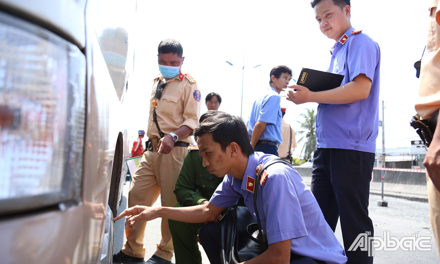 Lực lượng chức năng xử lý vụ TNGT trên đường dẫn vào cao tốc TP. Hồ Chí Minh - Trung Lương.