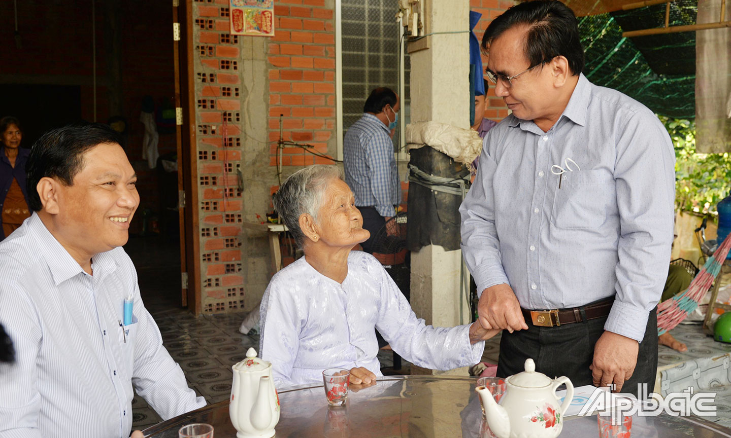 Đồng chí Võ Văn Bình thăm, tặng quà gia đình chính sách ở xã Ngũ HIệp, huyện Cai Lậy. Ảnh: PHƯƠNG MAI