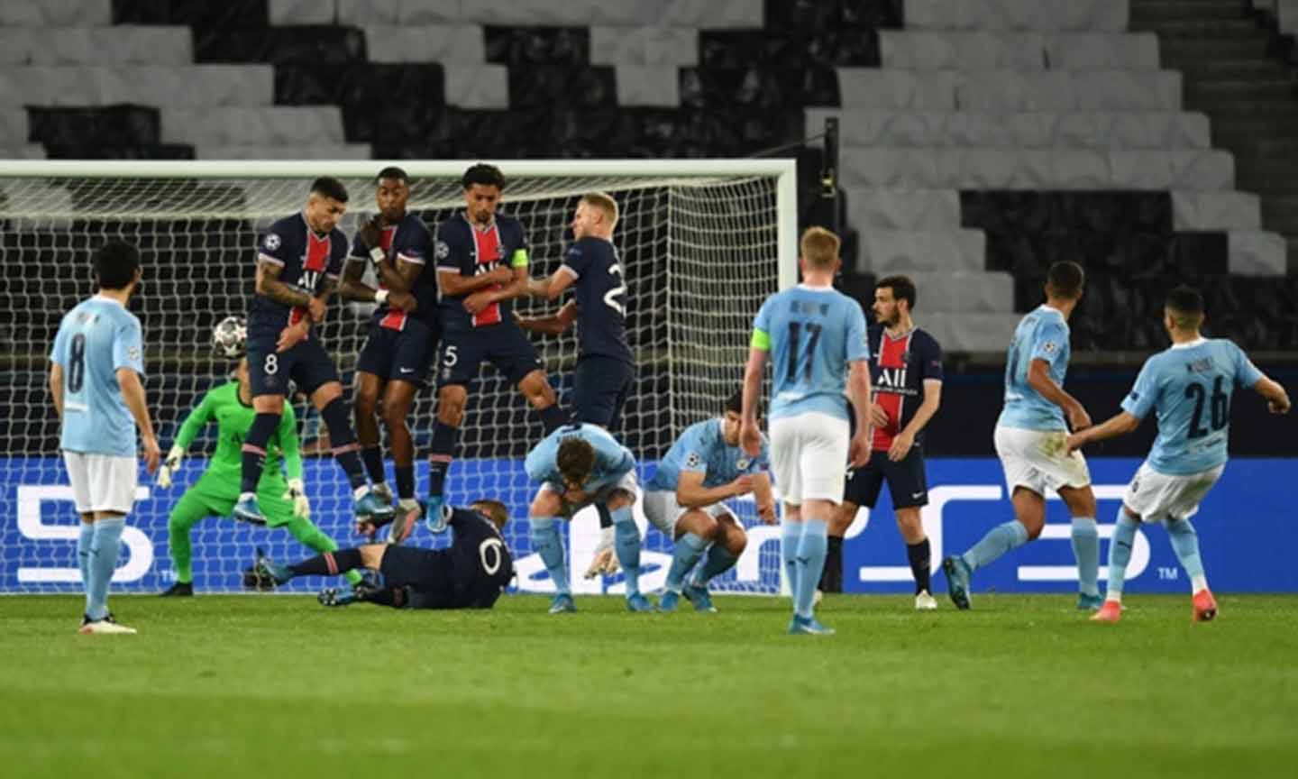 Sự táo bạo của Guardiola đã giúp Manchester City (áo xanh da trời) lội người dòng trước Paris Saint Germain. Ảnh: Vietnamnet.vn