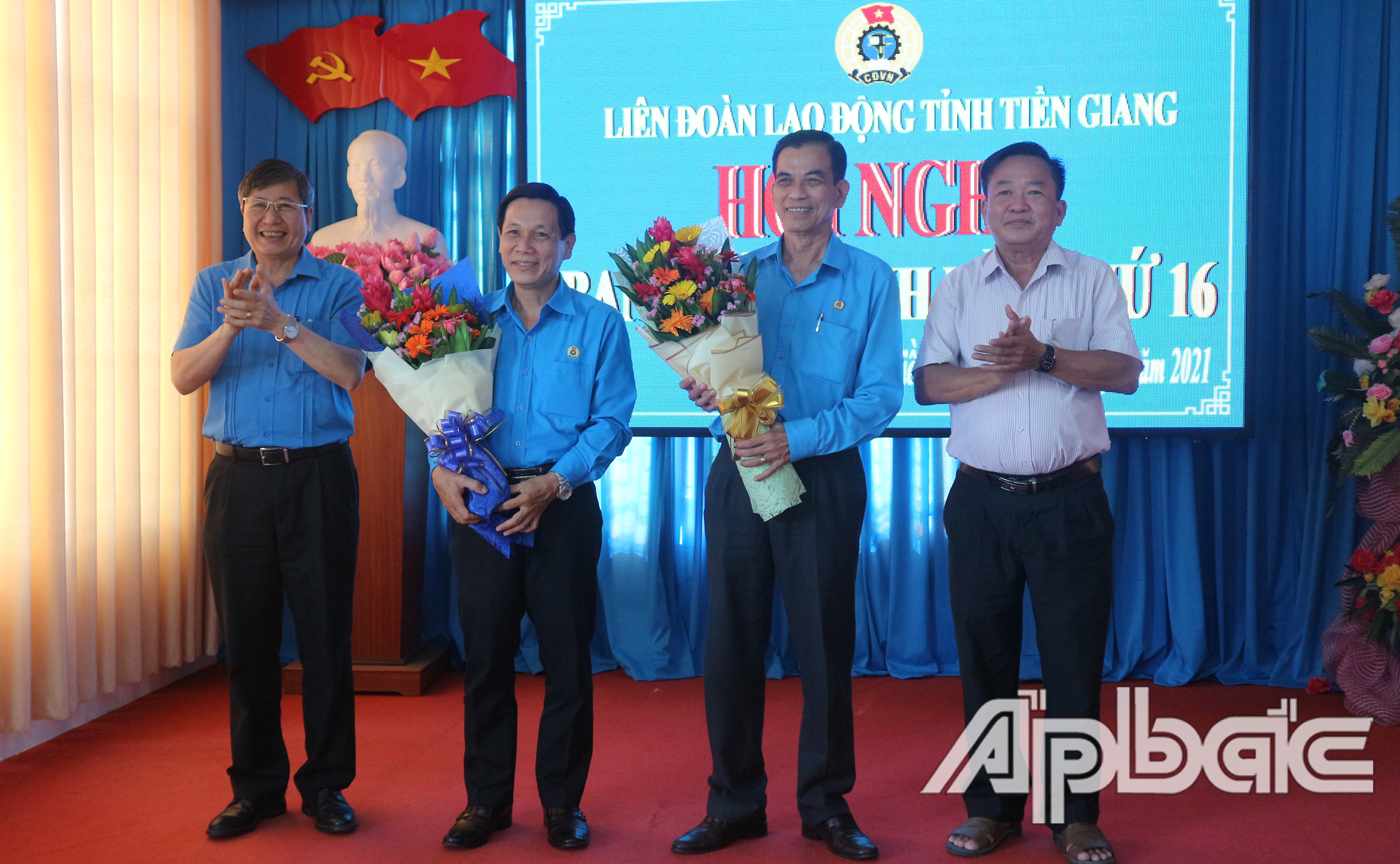 Đồng chí Lê Minh Hùng nhận hoa chúc mừng chức vụ mới và đồng chí Trương Văn Hiền nhận hoa chia tay tại hội nghị 