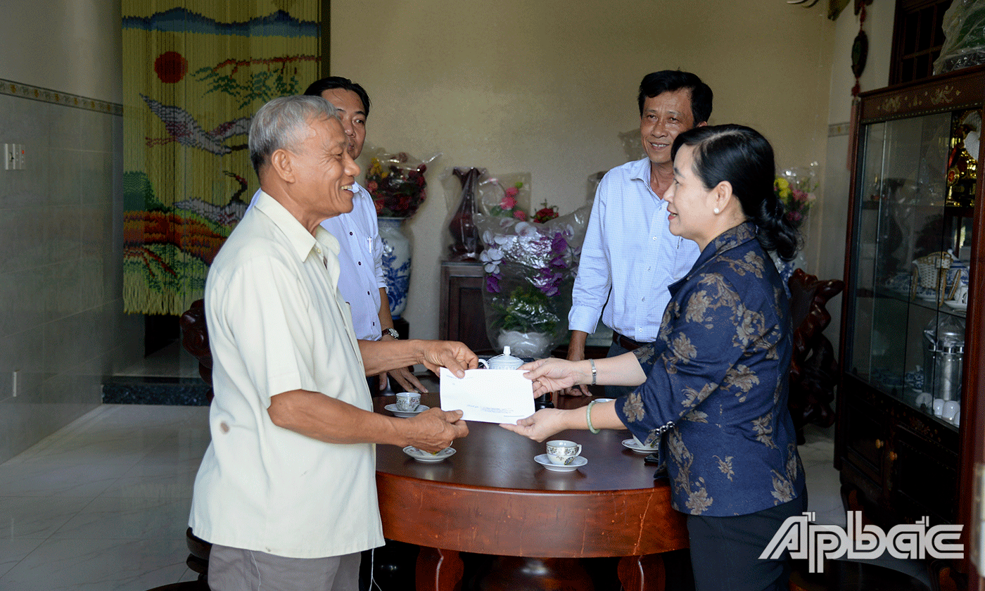 Đồng chí Châu Thị Mỹ Phương thăm và tặng quà cho đồng chí Phan Thanh Hiền, nguyên Tỉnh ủy viên, nguyên Giám đốc Sở Tài nguyên và Môi Trường.