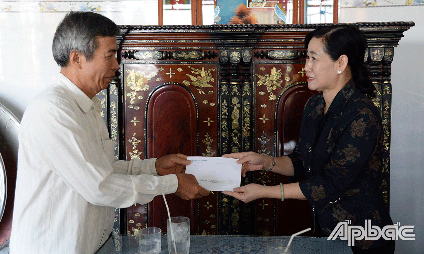 Đồng chí Châu Thị Mỹ Phương thăm và tặng quà cho đồng chí Bùi Văn Thuận, nguyên Tỉnh ủy viên, nguyên Phó Trưởng Thường trực Ban Tổ chức Tỉnh ủy.