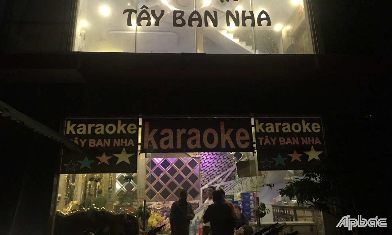 Quán karaoke Tây Ban Nha.