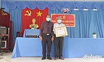 Huyện ủy Tân Phú Đông: Trao Huy hiệu 50 năm tuổi Đảng cho đồng chí Huỳnh Văn Mười Hai