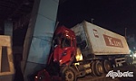 Xe tải tông sập Trạm thu phí cao tốc Trung Lương - TP. Hồ Chí Minh