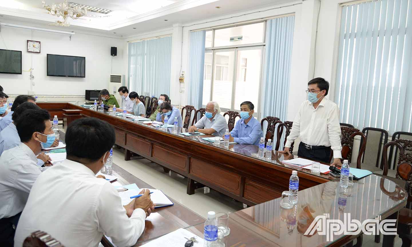 Đồng chí Nguyễn Văn Mười (đứng) phát biểu khi đến làm việc với UBND huyện Cai Lậy.