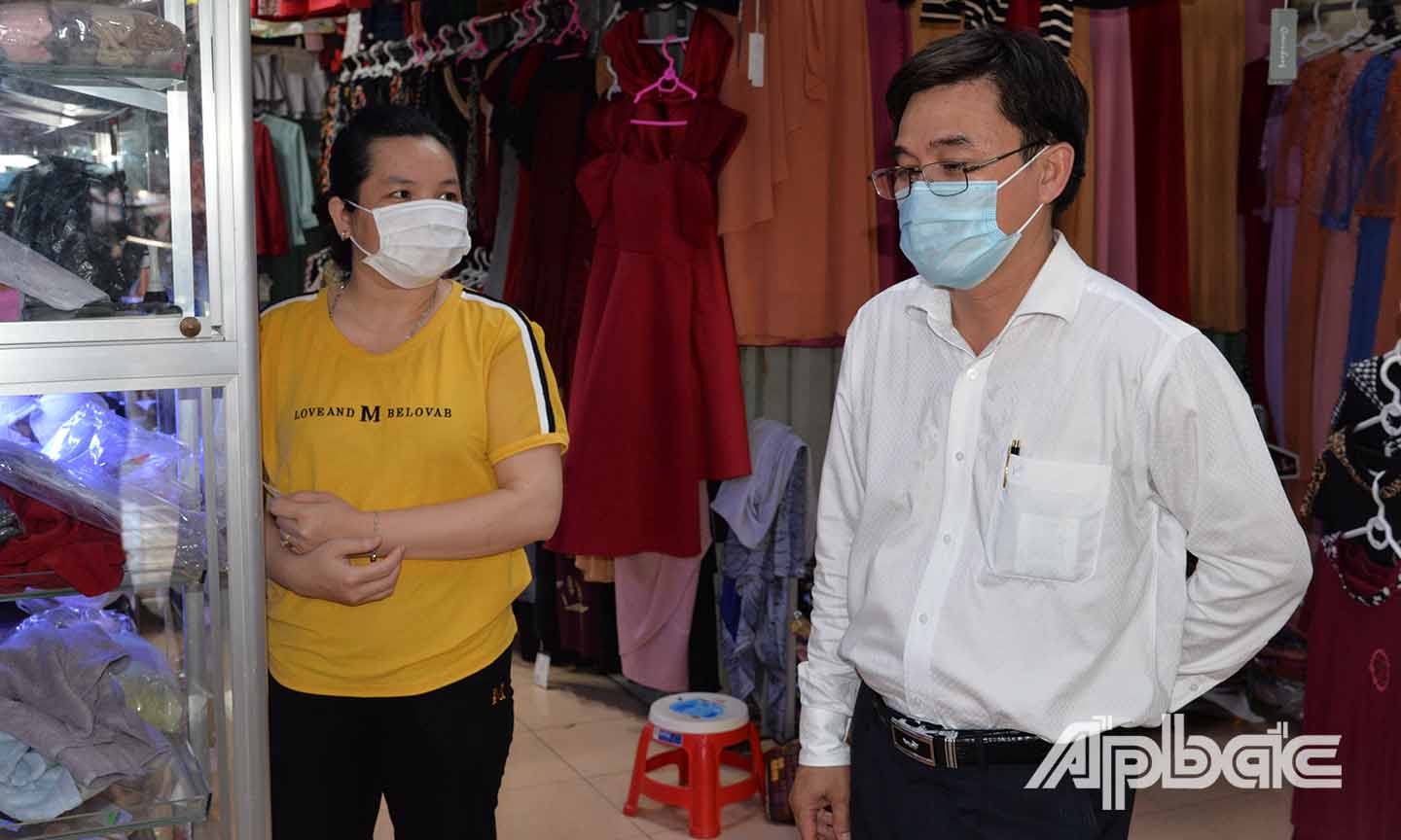 Đồng chí Nguyễn Văn Mười nhắc nhở một tiểu thương ở chợ Cái Bè thực hiện nghiêm việc đeo khẩu trang.