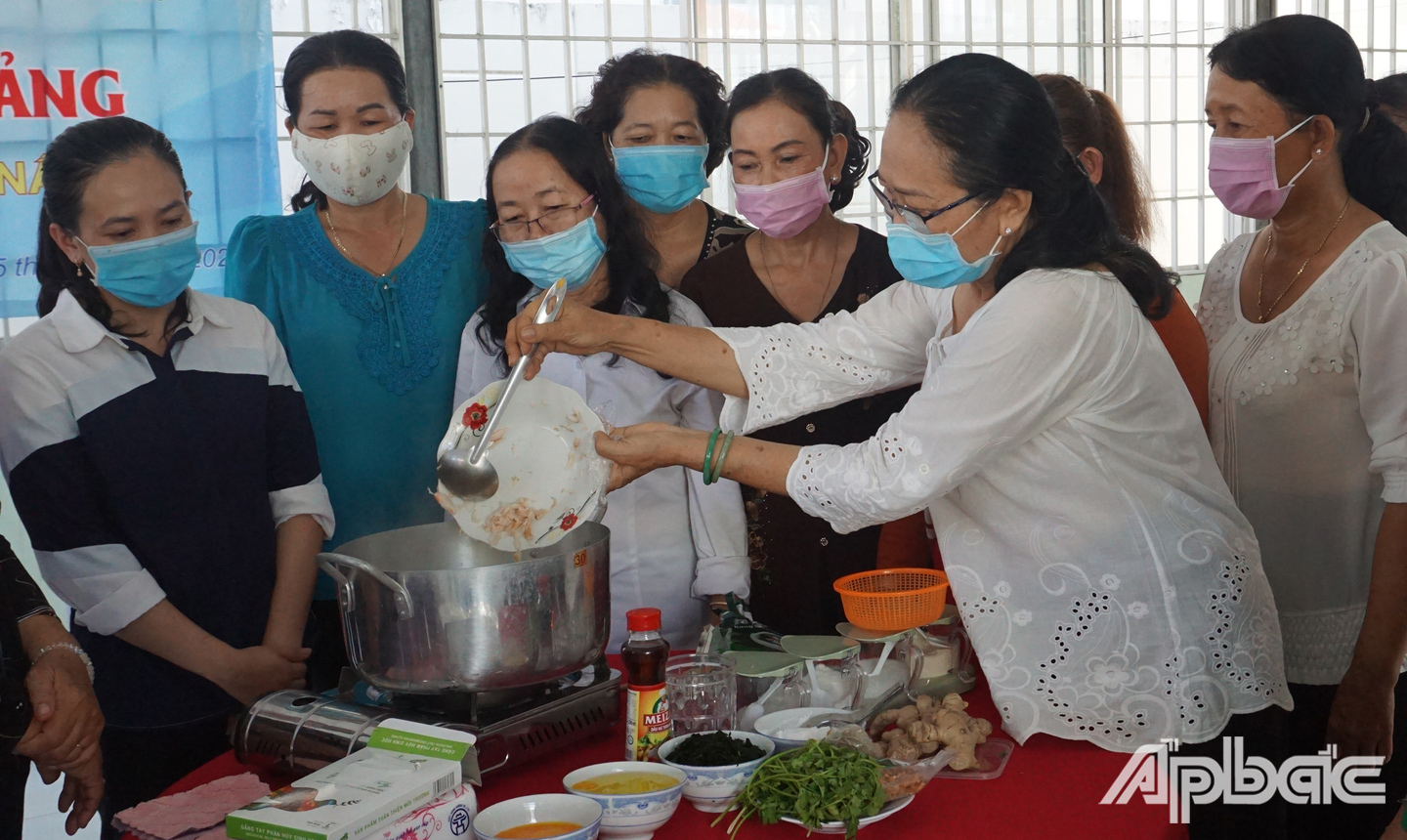 Cô Nguyễn Thị Dũ (giáo viên) chia sẽ kinh nghiệm, truyền đạt bí quyết nấu ăn ngon cho các hội viên, phụ nữ