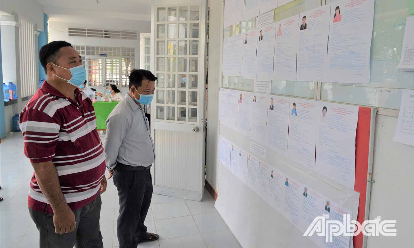 Các cử tri xã Thạnh Hòa xem thông tin các ứng cử viên trước buổi tiếp xúc.