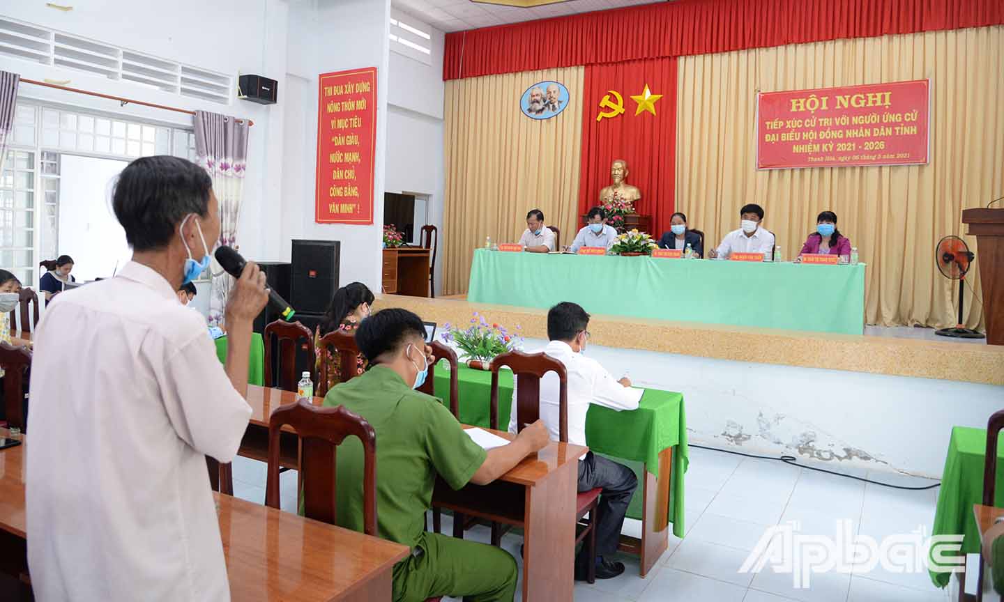 Cử tri xã Thạnh Hòa phát biểu tại buổi tiếp xúc với các ứng cử viên.